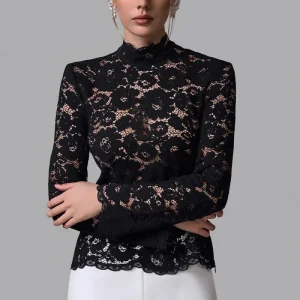 Blusa de encaje con cuello alto