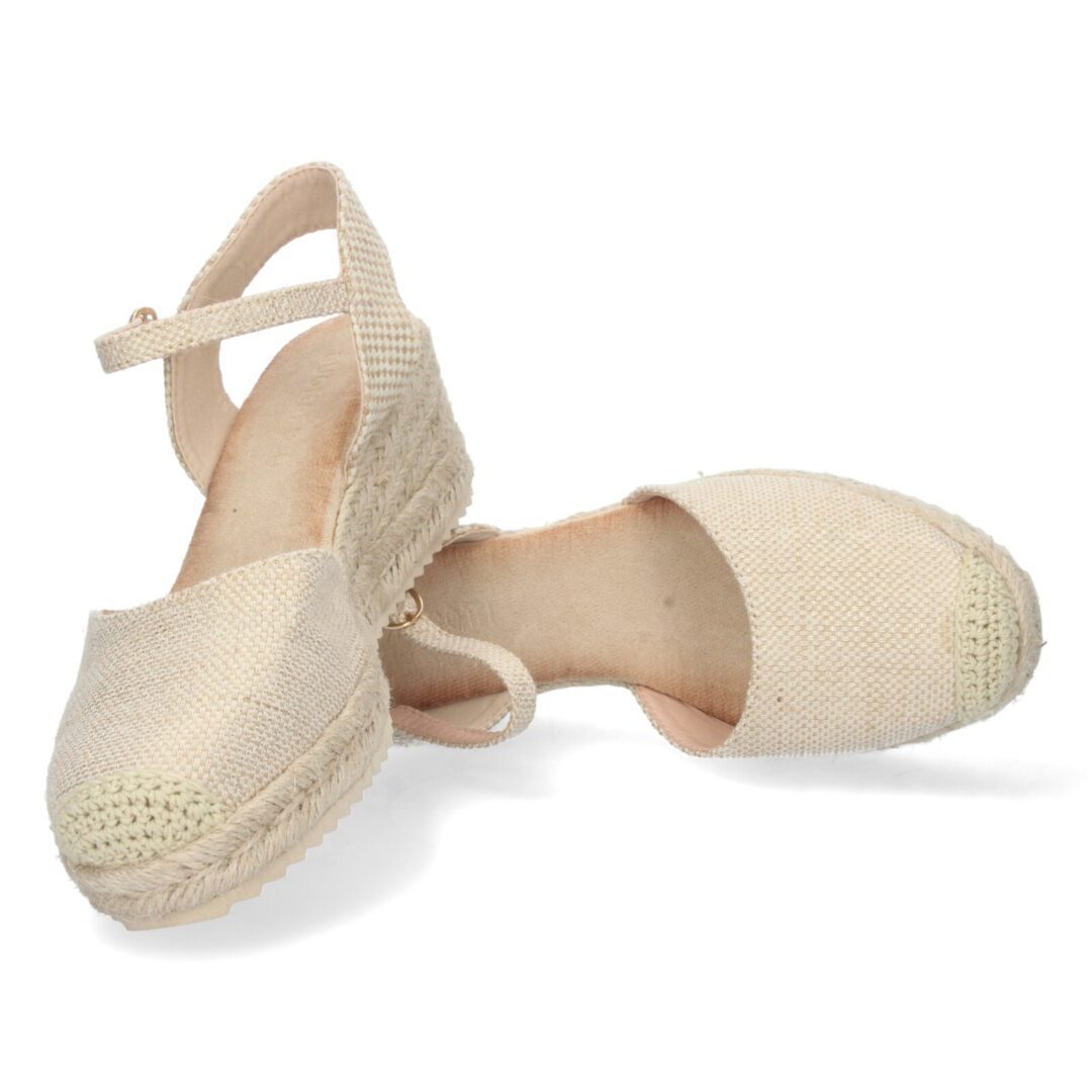 Sandalia beige cuña hebilla puntitos - Imagen 6