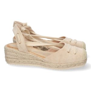 Sandalias beige con cordones trenzados
