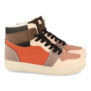 Zapatilla deportiva naranja suela gruesa