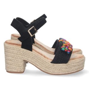 Sandalias beige con tiras de colores