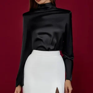 Blusa de satén con espalda abierta y drapeado.