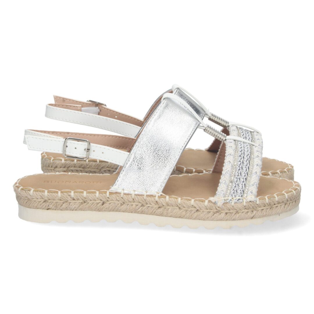 Sandalias doradas cruzadas