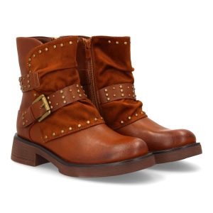 Botín motero camel con tachuelas