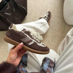 Zapatillas café encaje