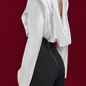 Blusa de satén con espalda abierta y drapeado.