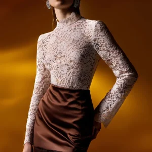 Blusa de encaje con cuello alto