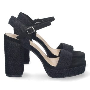 Sandalias negras de tacón con tobillera.