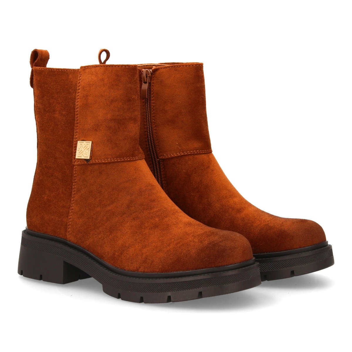 Botines antelina camel detalle metálico
