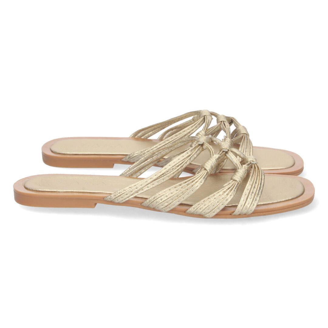 Sandalias doradas entrelazadas