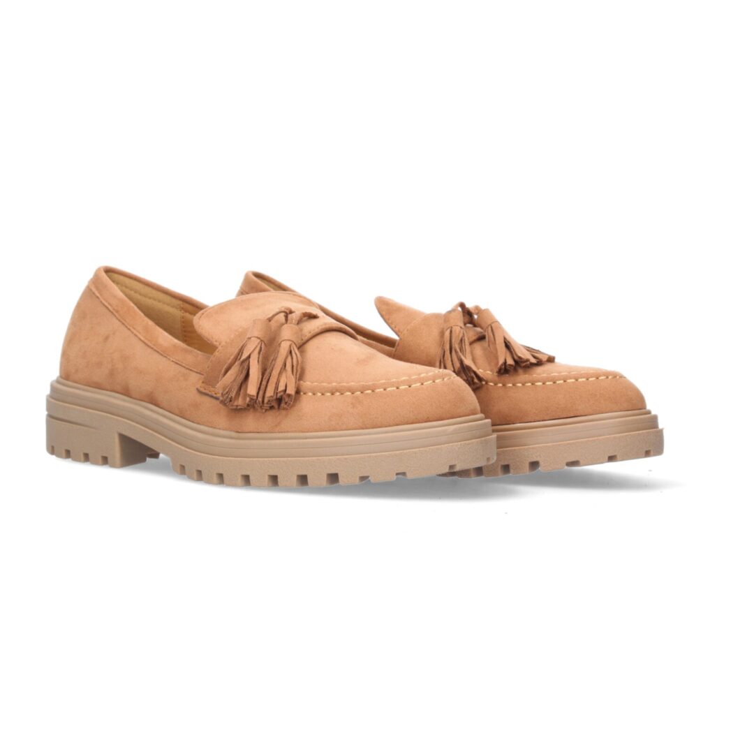 Mocasín beige antelina con borlas