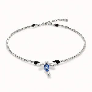 Collar UNO DE 50 corto bañado plata de ley con libélula y cristales artesanales azules