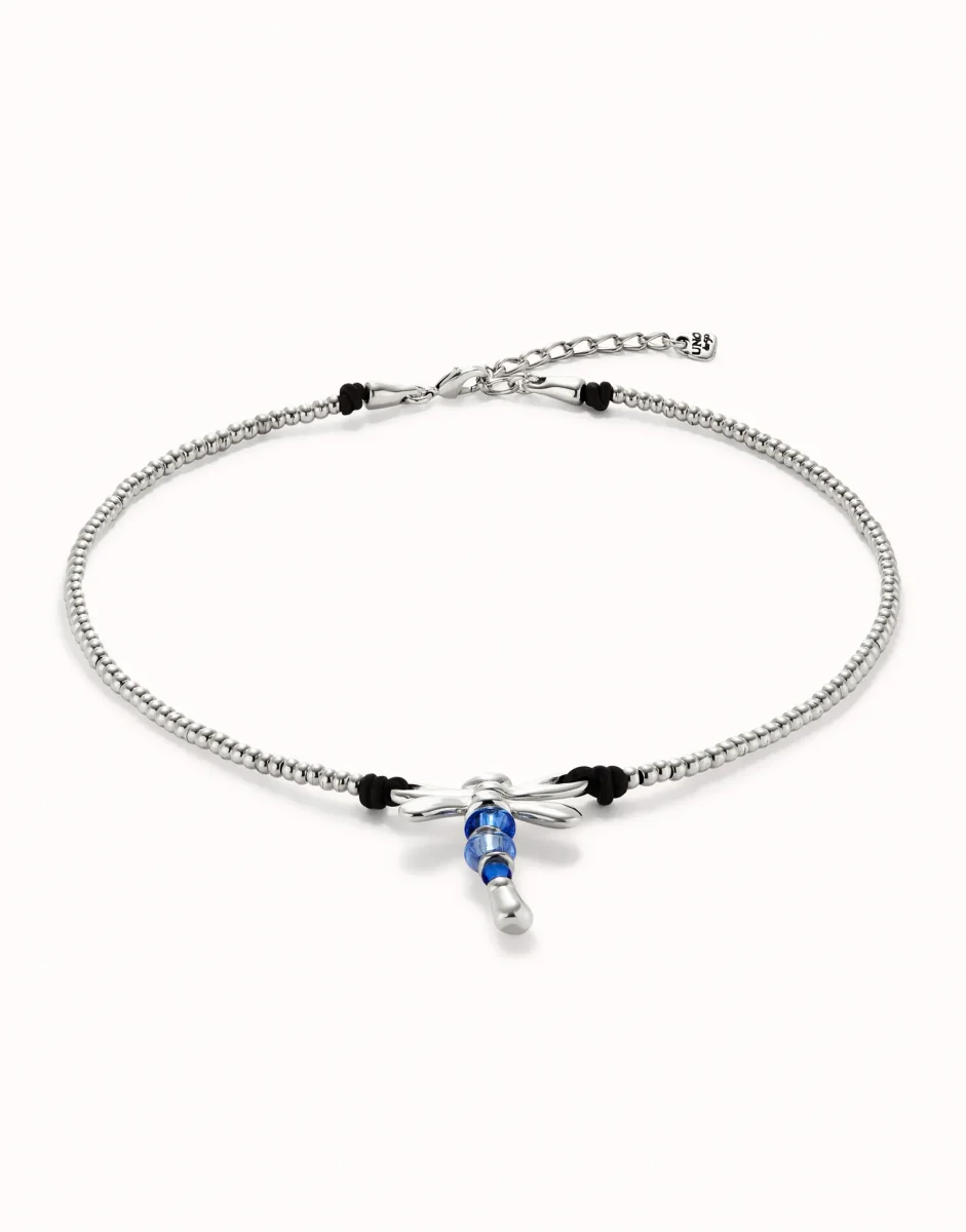 Collar UNO DE 50 corto bañado plata de ley con libélula y cristales artesanales azules - Imagen 2