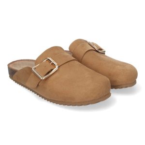 Zueco plano camel con hebillas metálicas