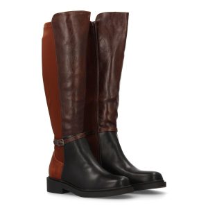 Botas altas marrones de serpiente con cremallera.