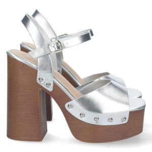 Sandalias plataforma tachas plateadas