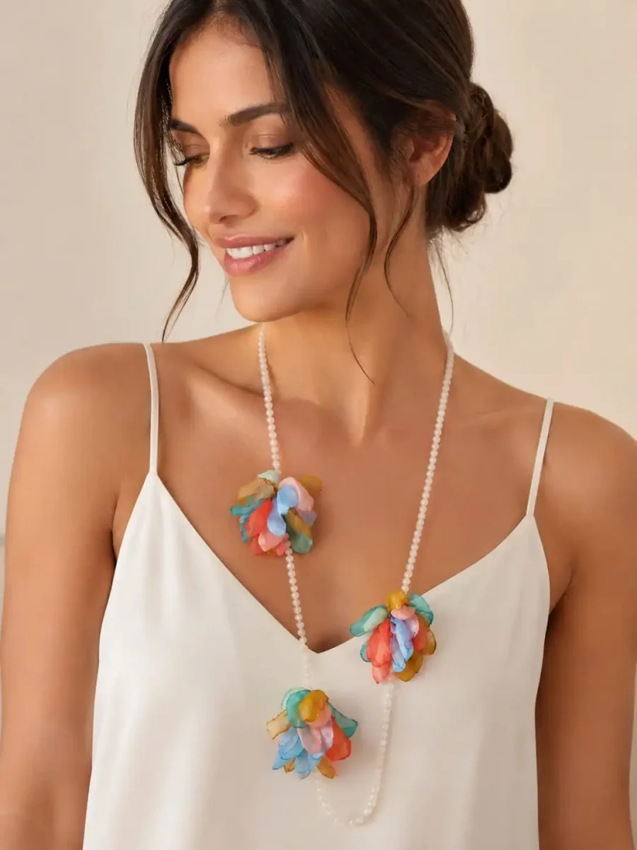 Collar Largo con Abalorios y Flores de Tela - Imagen 2