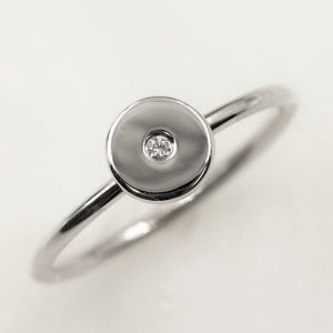 “JUVENTUD” anillo oro blanco con diamante