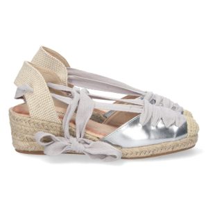 Sandalias beige trenzadas con cuña