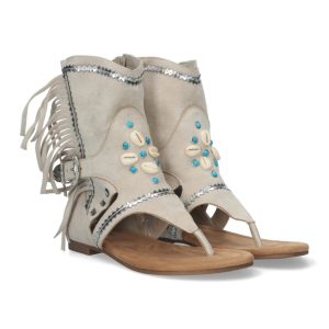 Botas boho beige con flecos y conchas
