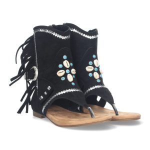 Botas negras con flecos y conchas