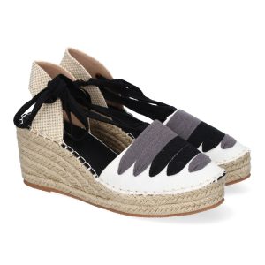 Zapatos de cuña beige trenzados con cordones negros