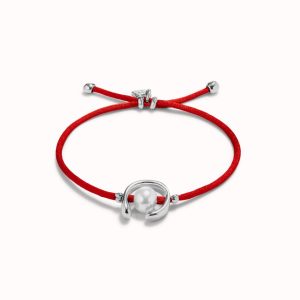 Pulsera de hilo rojo con perla shell fornitura bañada en plata de ley.