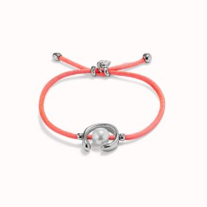 Pulsera de hilo fucsia con perla shell fornitura bañada en plata de ley.