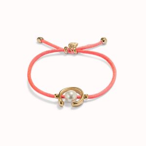Pulsera de hilo fucsia con perla shell fornitura bañada en oro 18k.