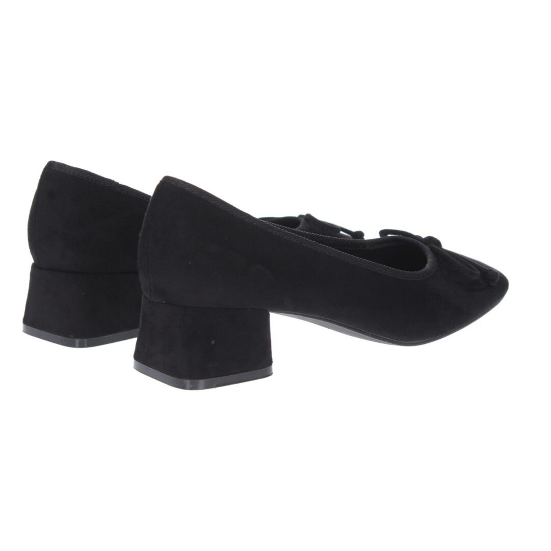 Zapato salón negro lazo decorativo - Imagen 4