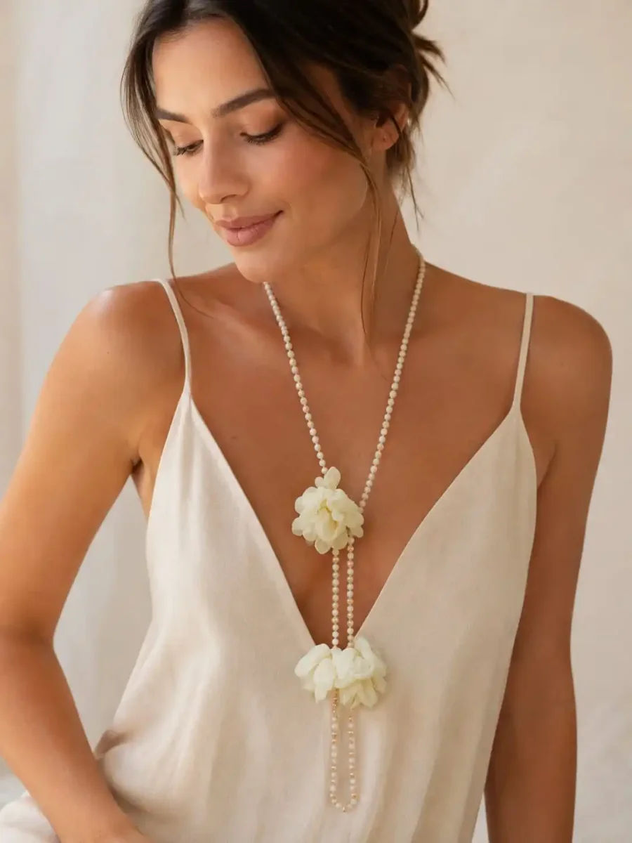 Collar Largo con Abalorios y Flores de Tela - Imagen 3