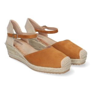 Zapatos plataforma beige correa tobillo.