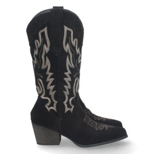 Botas vaqueras negras con bordado geométrico.