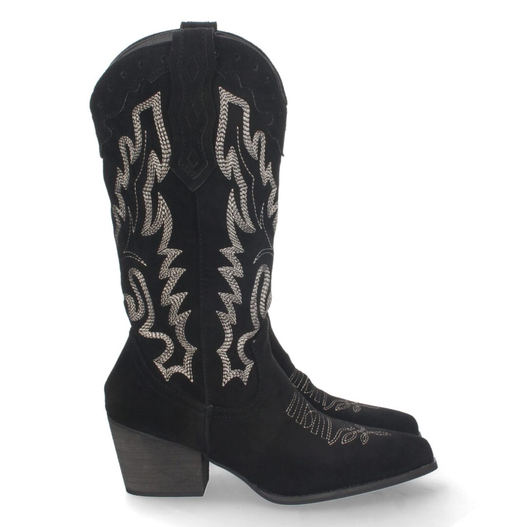 Botas vaqueras negras con bordado geométrico.