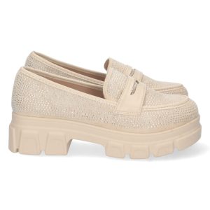 Mocasín beige brillante con suela perforada