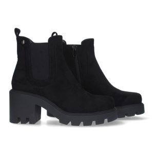 Botines negros con suela gruesa