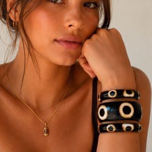 Brazalete triple de madera con motivos geométricos
