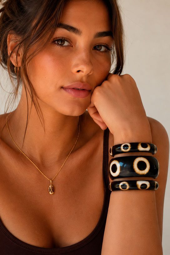 Brazalete triple de madera con motivos geométricos - Imagen 2