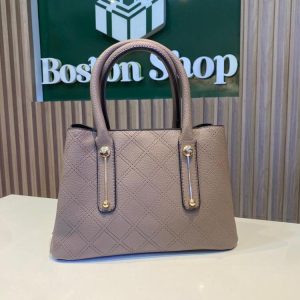 Cartera Beige Elegante Texturizada con Detalles Dorados