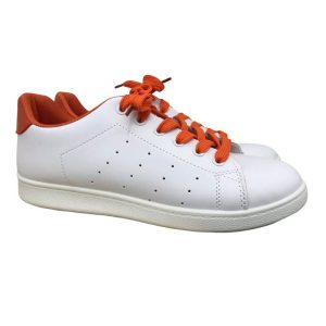 Deportiva blanca y naranja