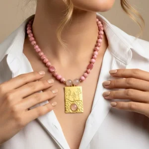 Collar de 44 cm con piedras naturales y pieza grabada de zamac