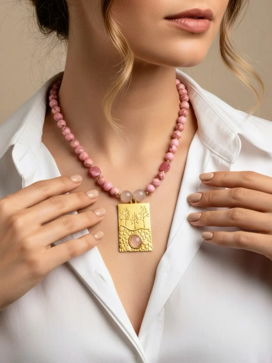 Collar de 44 cm con piedras naturales y pieza grabada de zamac
