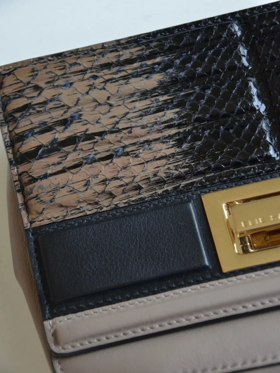 Elie Saab bolso bandolera gris topo cuero de pitón Nuevo - Imagen 9