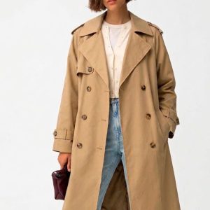 Gabardina beige doble botonadura clásica