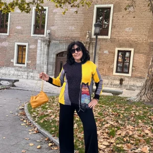 Bolso de piel con cadena dorada
