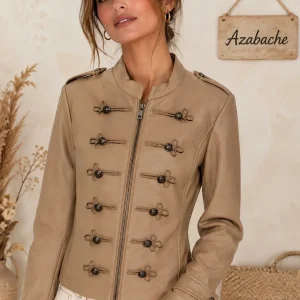 Chaqueta Beige de polipiel estilo militar con detalles decorativos