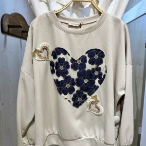 Sudadera con Corazón  y Detalles de Puntilla