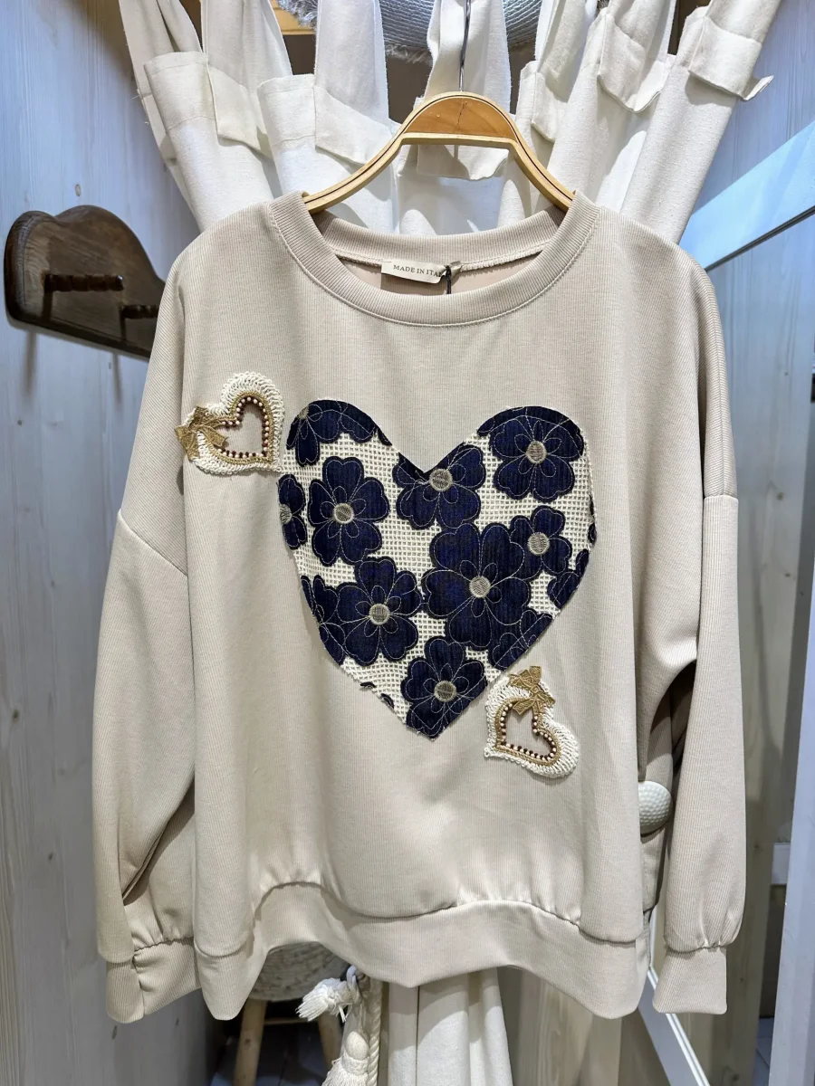 Sudadera con Corazón y Detalles de Puntilla - Imagen 3