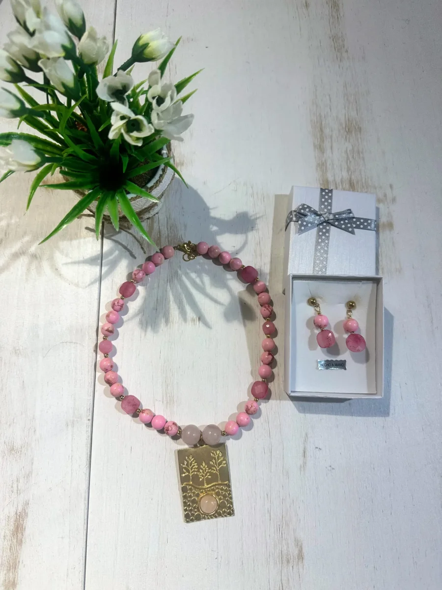 Collar de 44 cm con piedras naturales y pieza grabada de zamac - Imagen 3