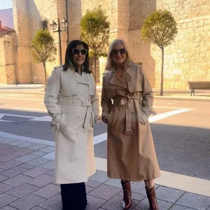 Gabardina de polipiel camel y beige claro